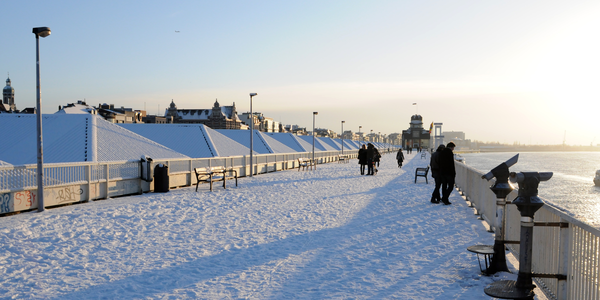 sneeuw op wandelterras naast de Schelde